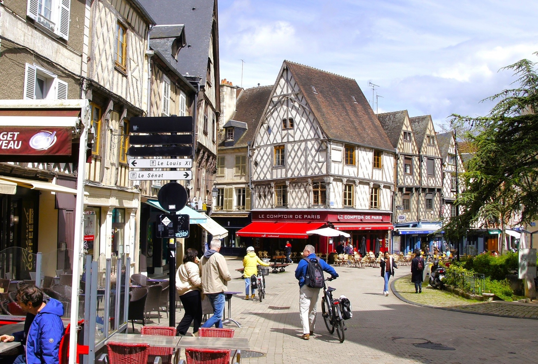 Place Gordaine dans le vieux Bourges
