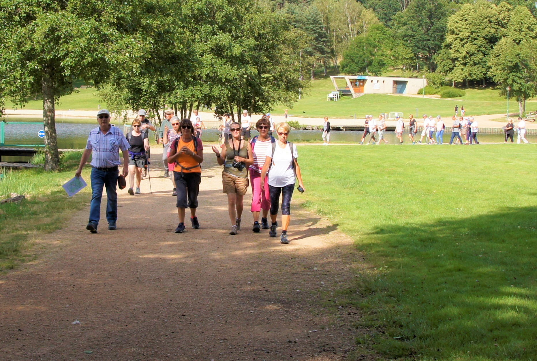 Départ de la marche au lac d'Aubusson d'Auvergne