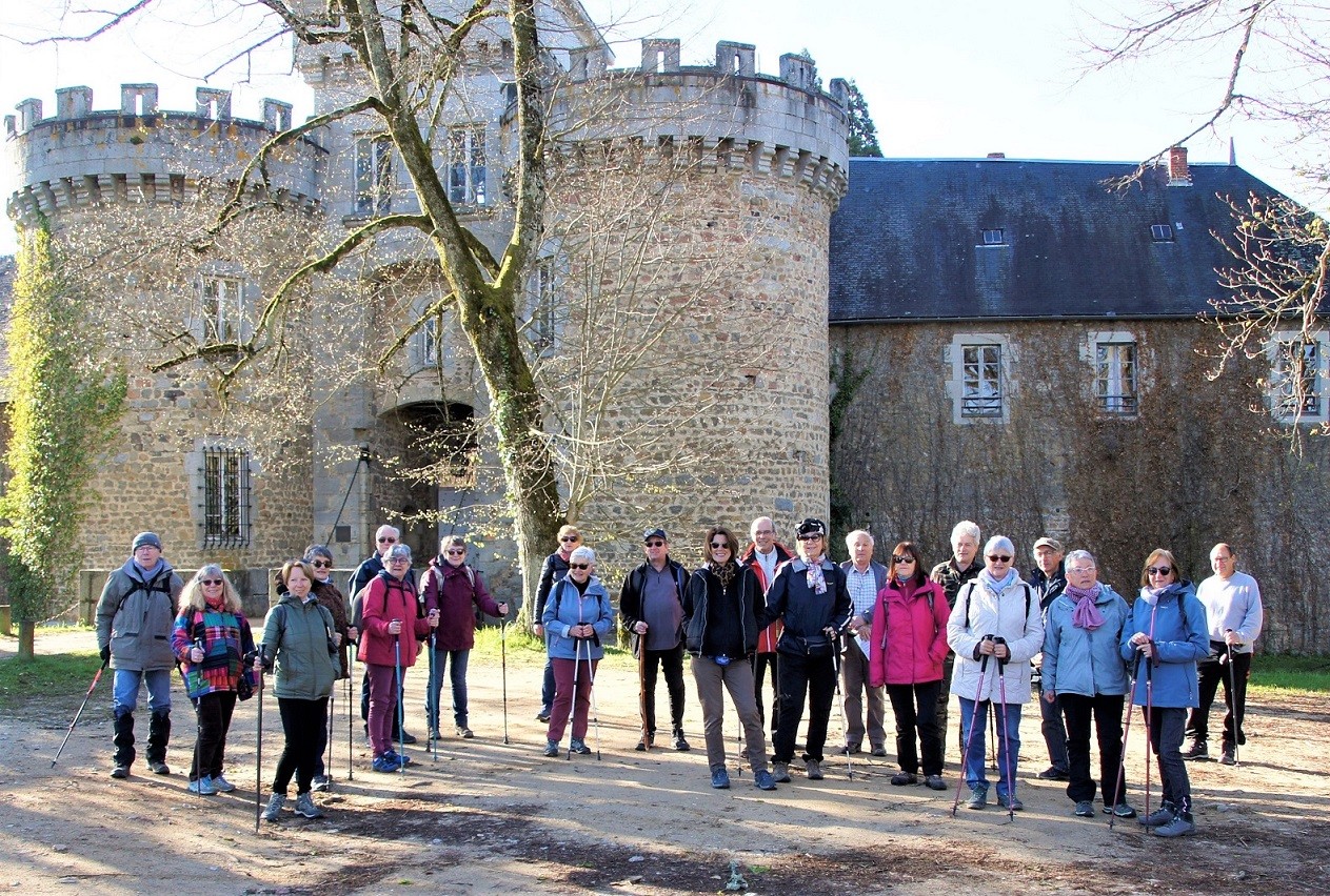Groupe des marcheurs à Busset avril 2022