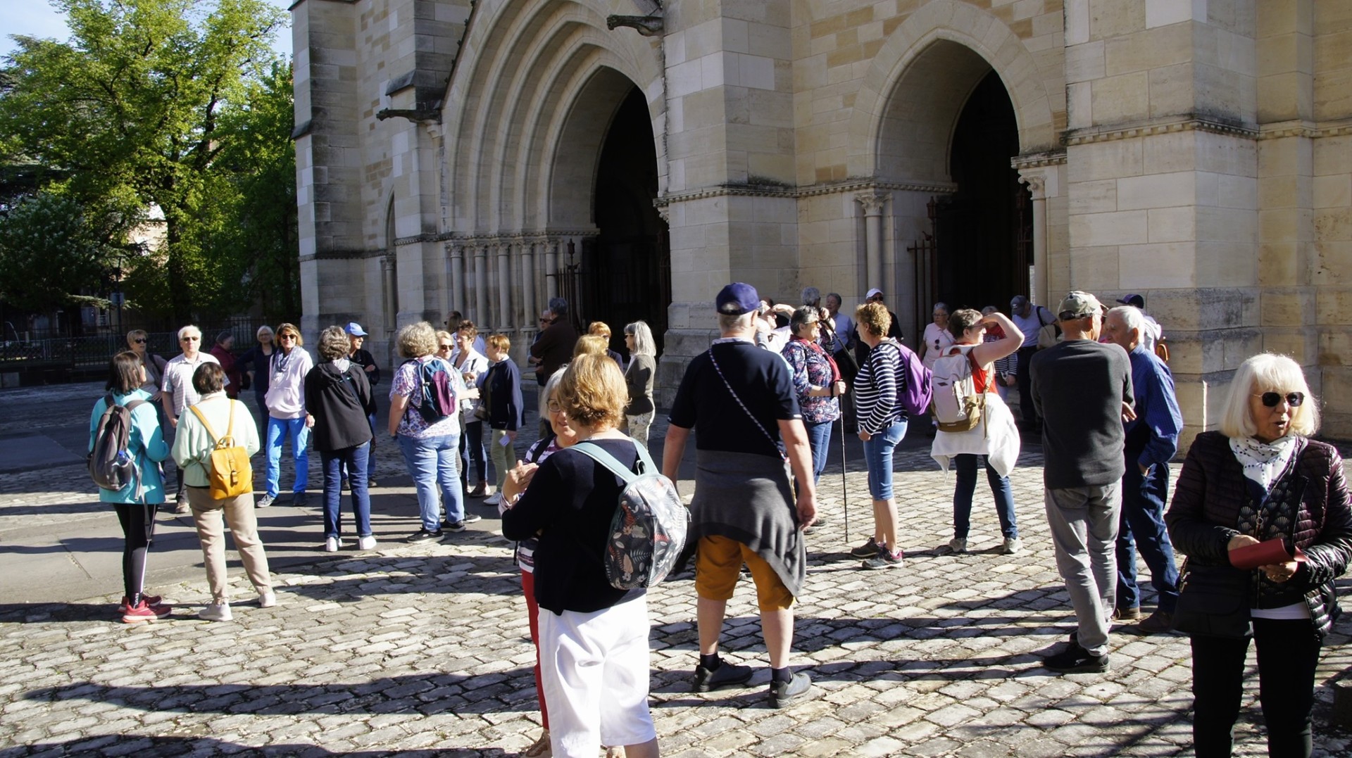 Le groupe de marcheurs devant la cathédrale de Moulins