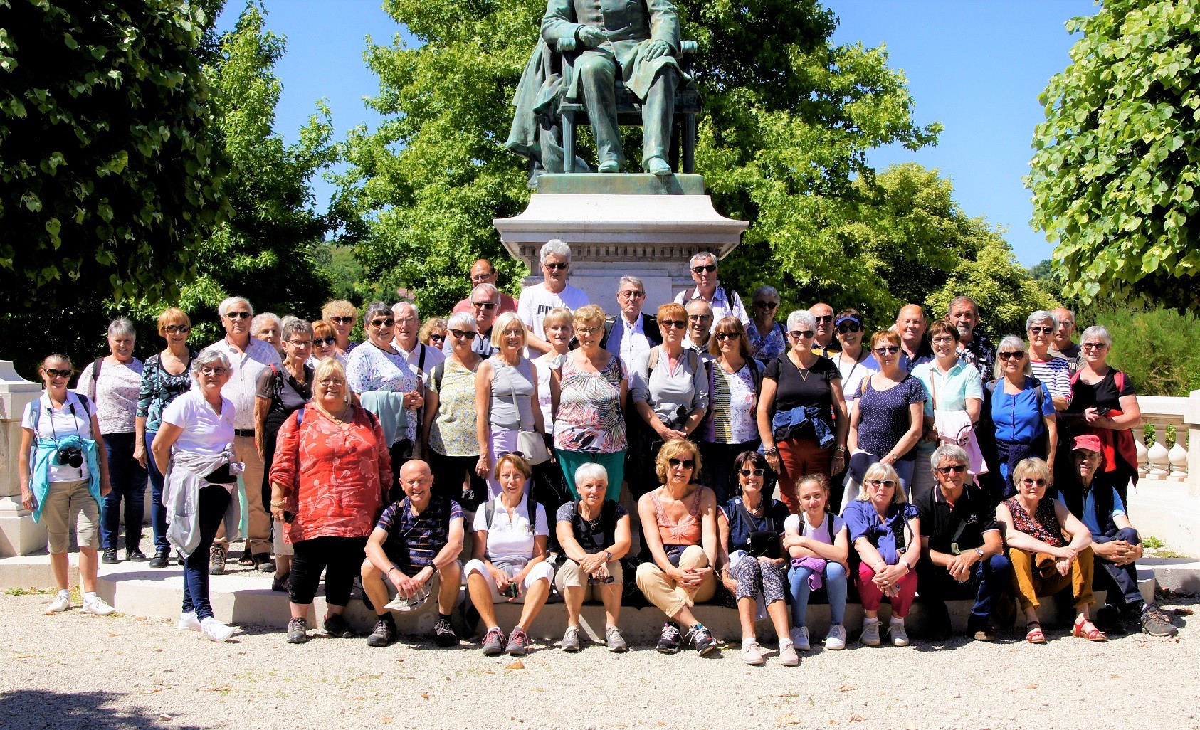 Le groupe de randonneurs devant la statue de Pasteur
