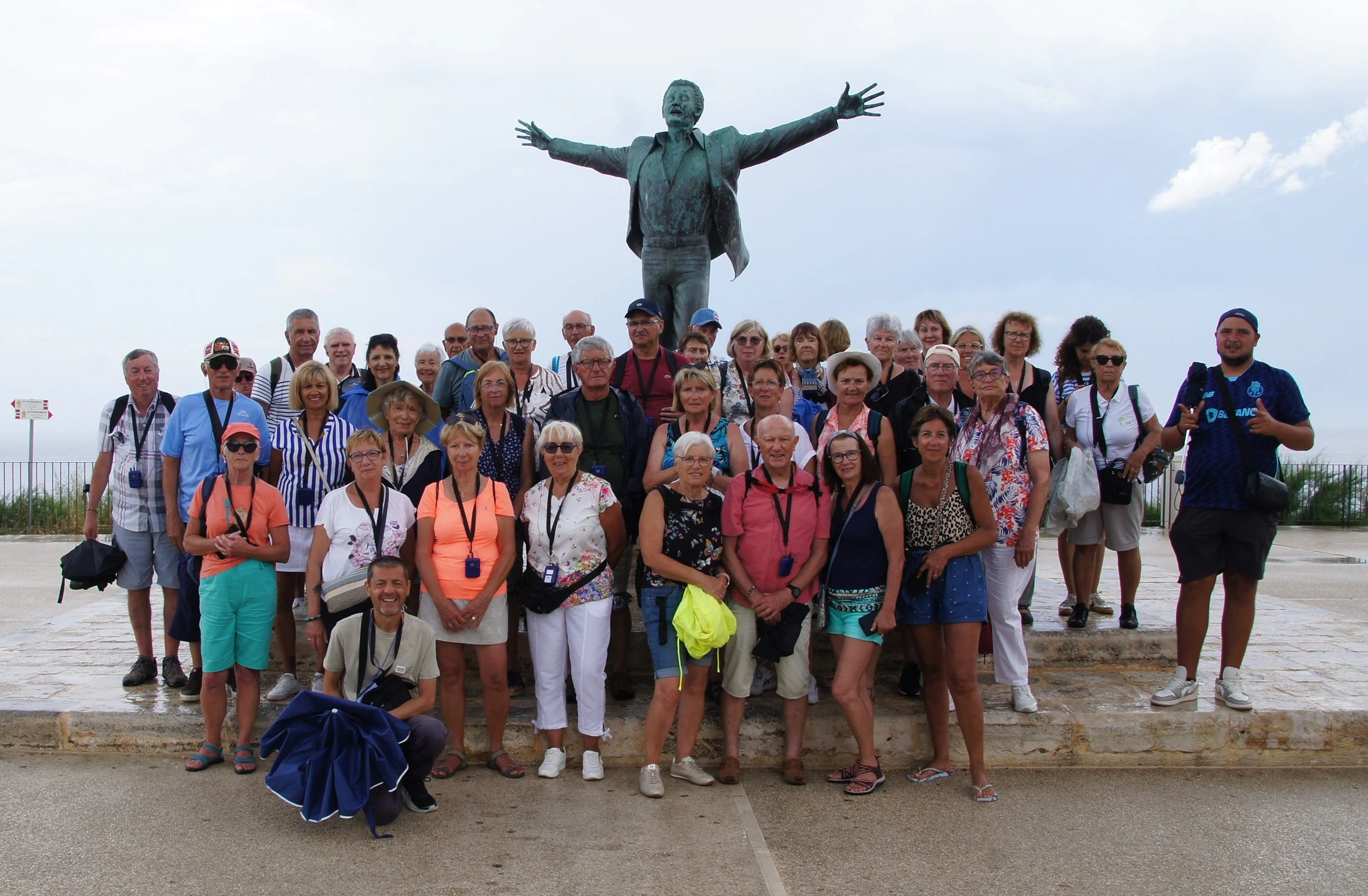 Le groupe devant la statue de Domenico Modugno