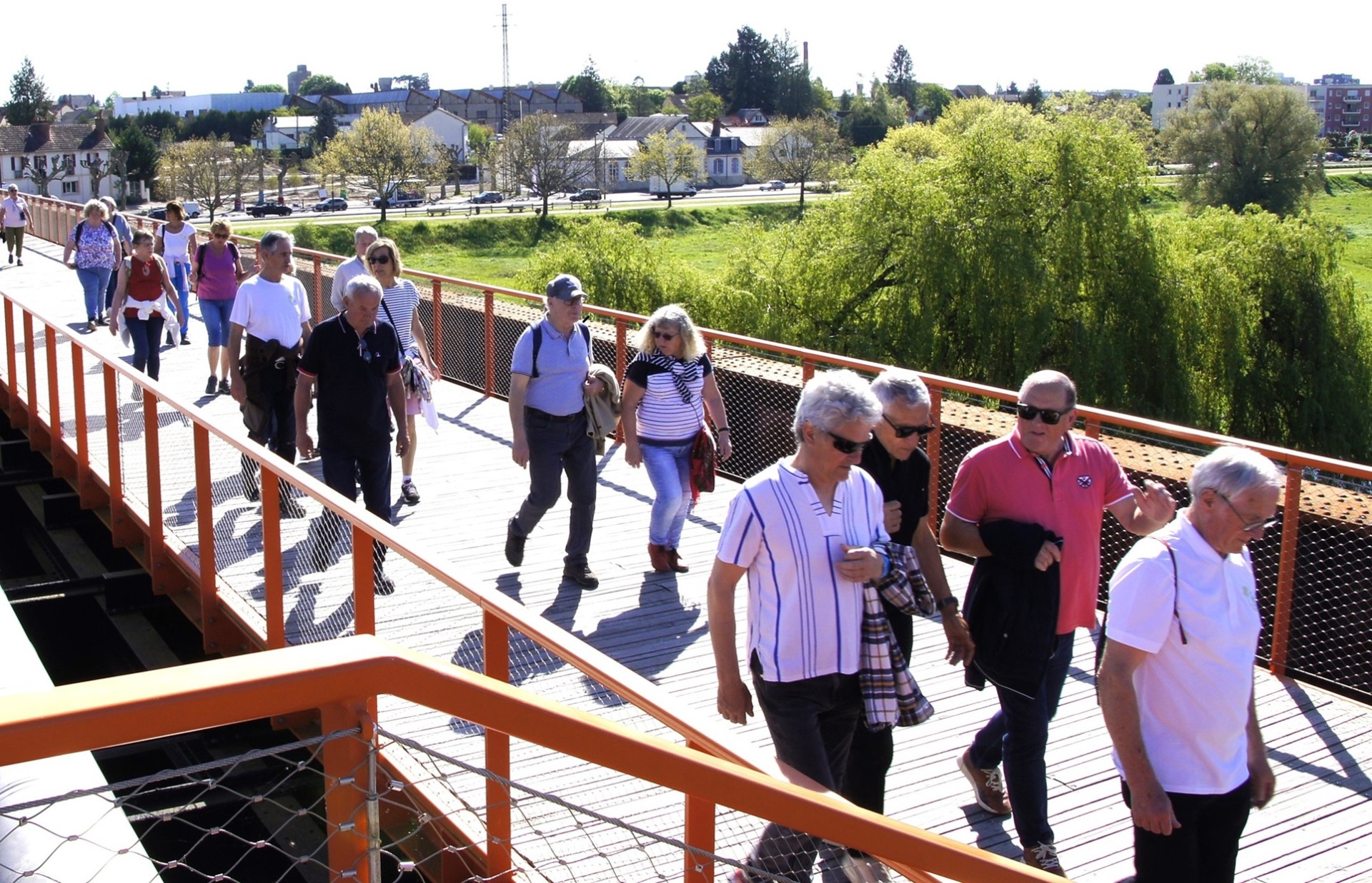 Les marcheurs traversent l' Allier par la passerelle