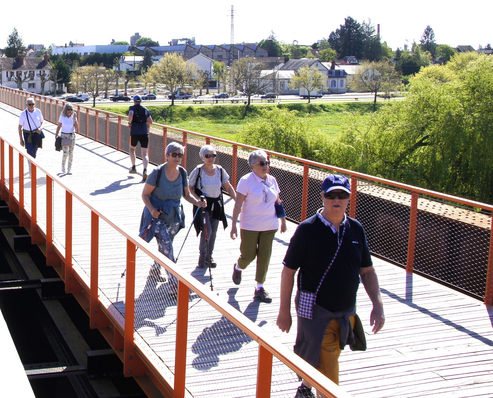 Les marcheurs traversent l' Allier par la passerelle 2