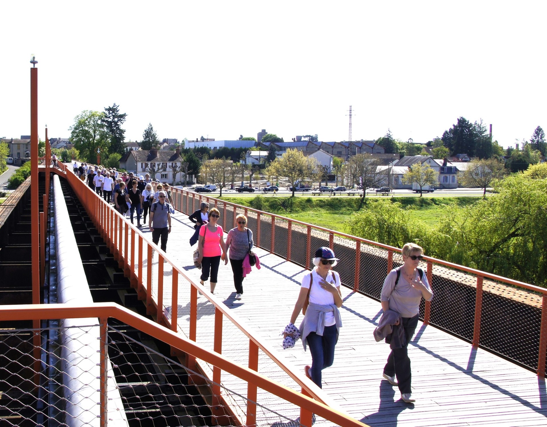 Les marcheurs traversent l' Allier par la passerelle 3