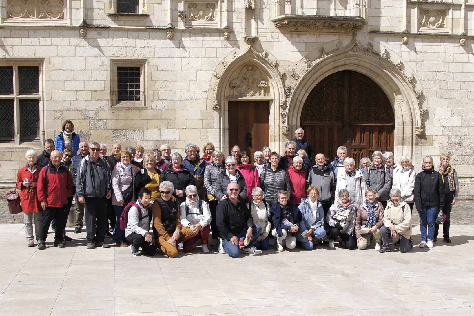Les randonneurs devant le palais Jacques-Cœur à Bourges