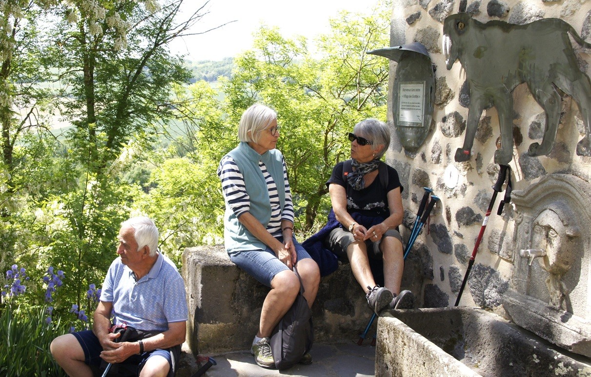 Marcheurs aux grottes de Perrier