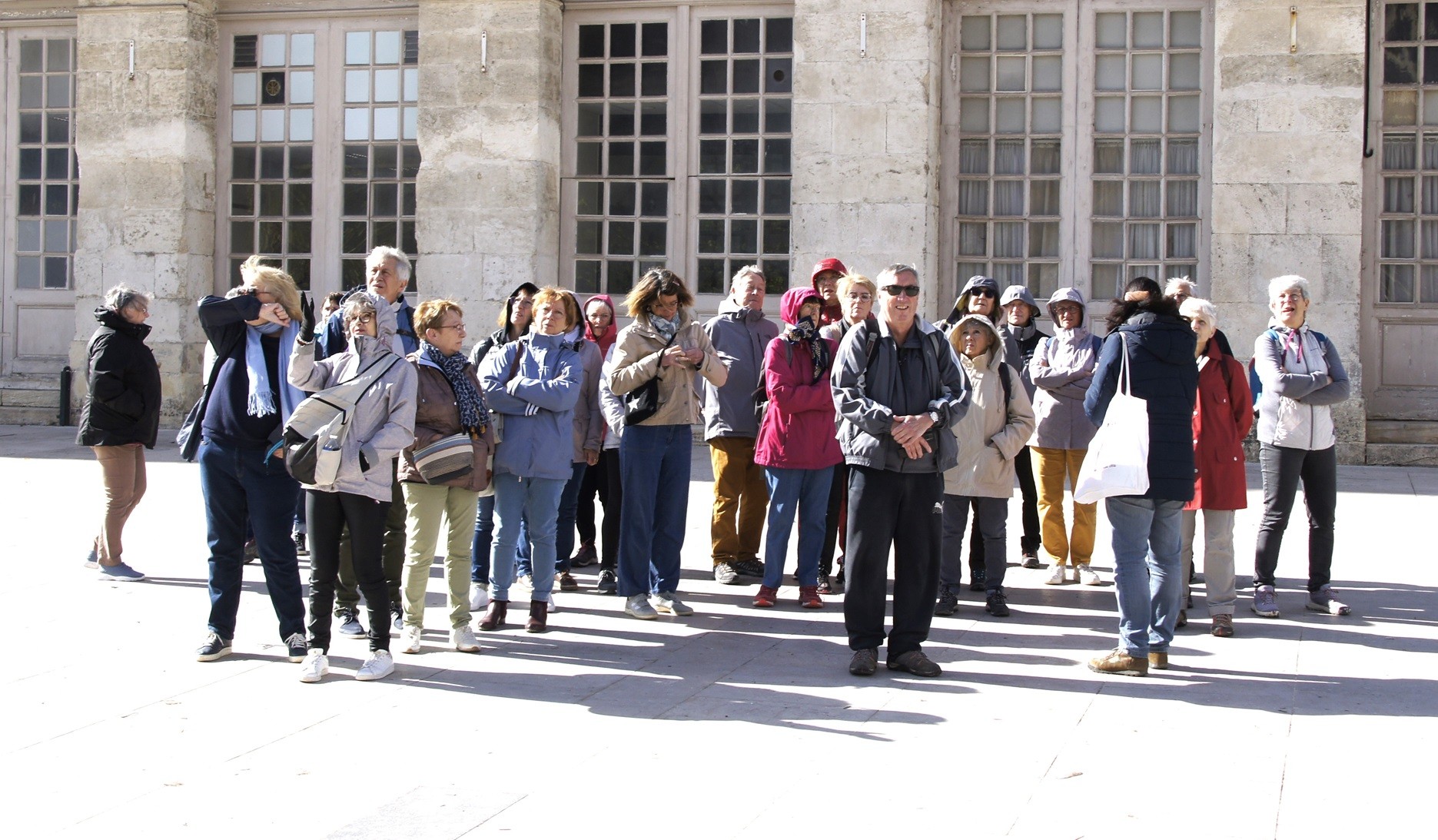 Randonneurs sur le parvis de la cathédrale à Bourges