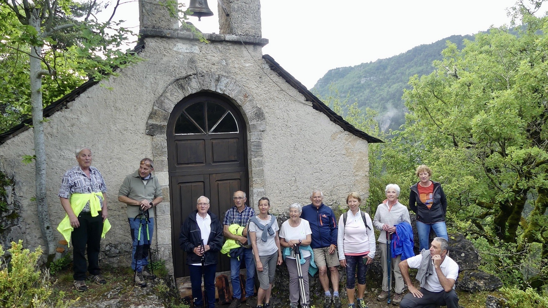 Randonneurs à la chapelle de la Jonte