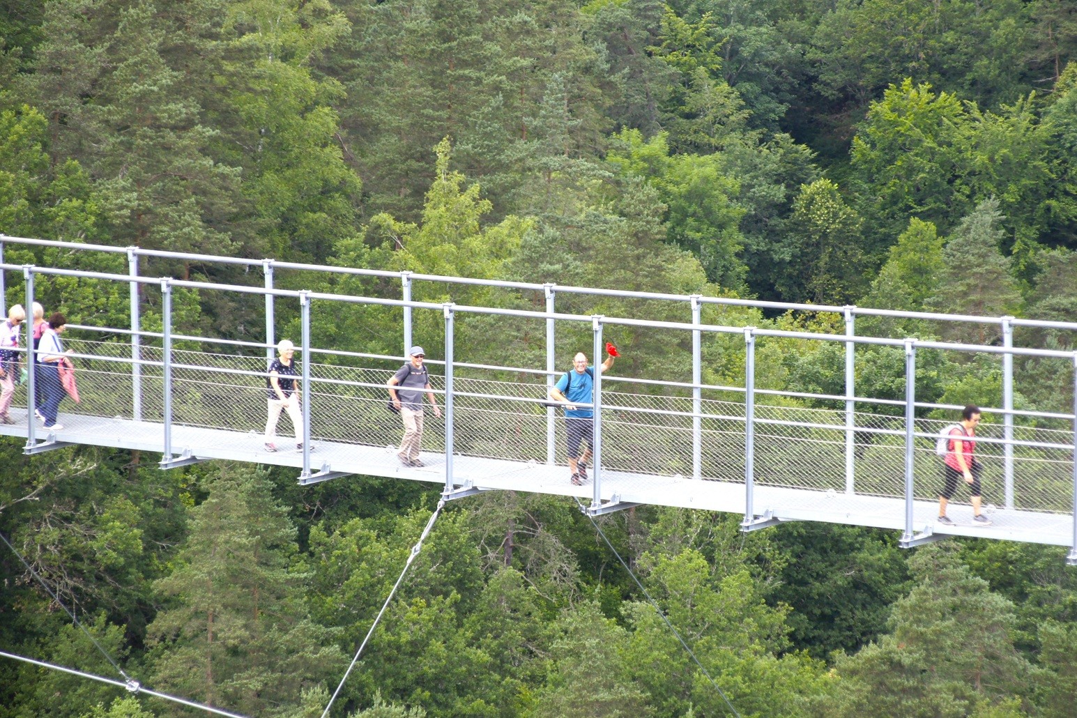 Randonneurs sur la passerelle du Lignon