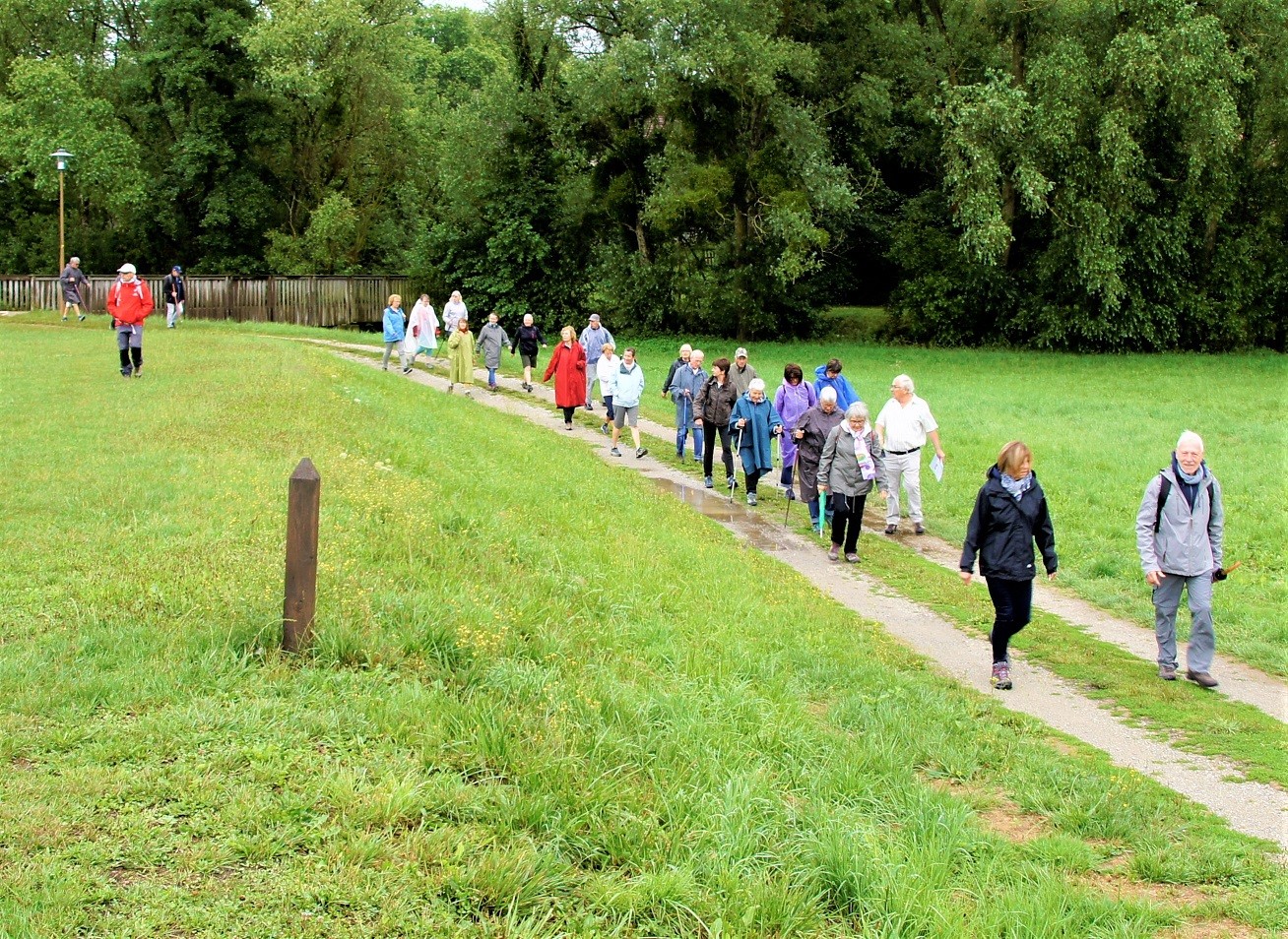 Randonneurs sur les chemins de Lurcy Levis