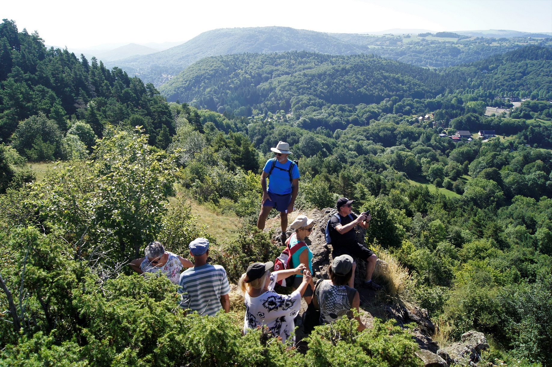 Randonneurs sur les hauteurs du lac Chambon 