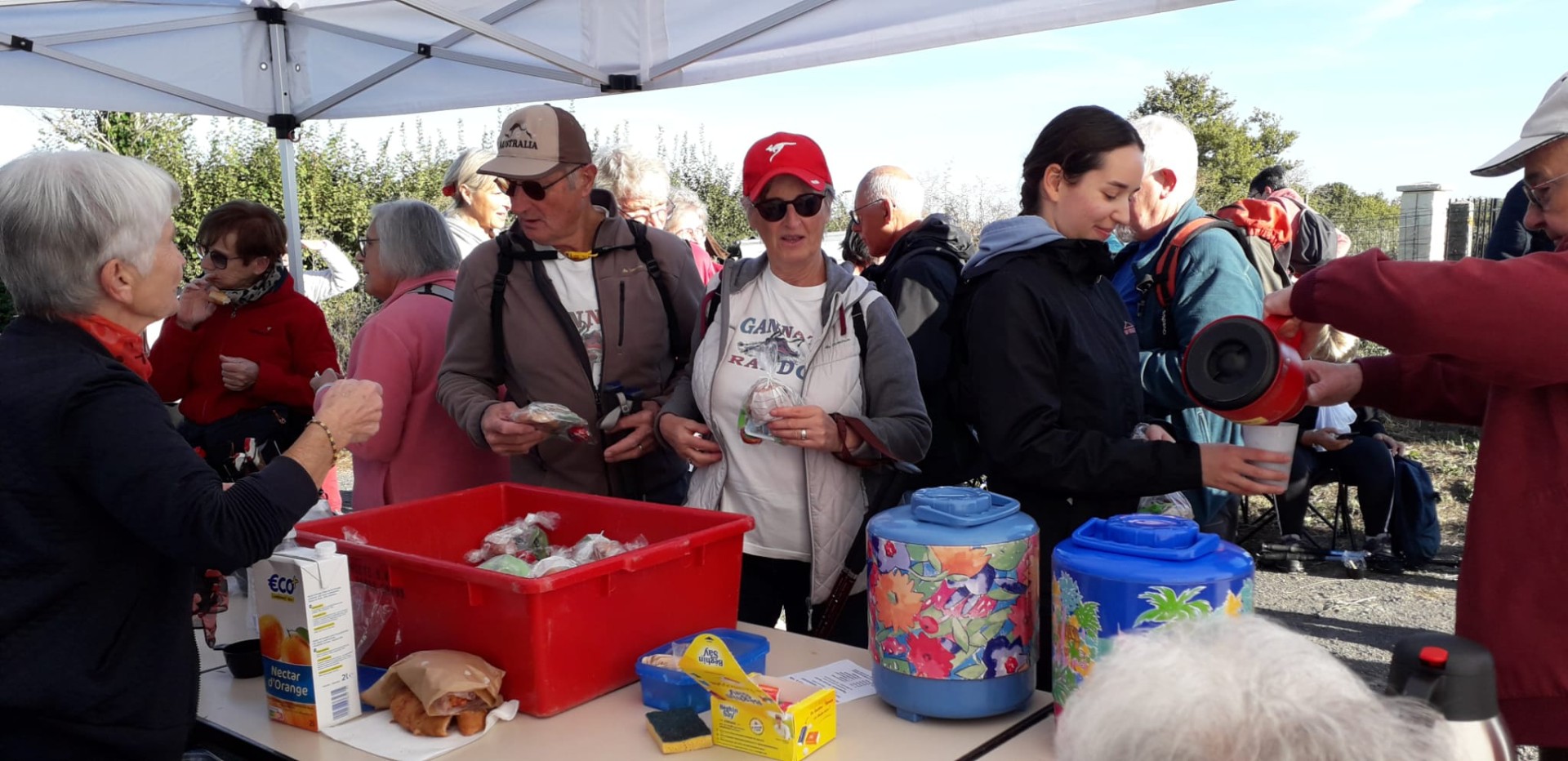 Ravitaillement sur la marche des noyers