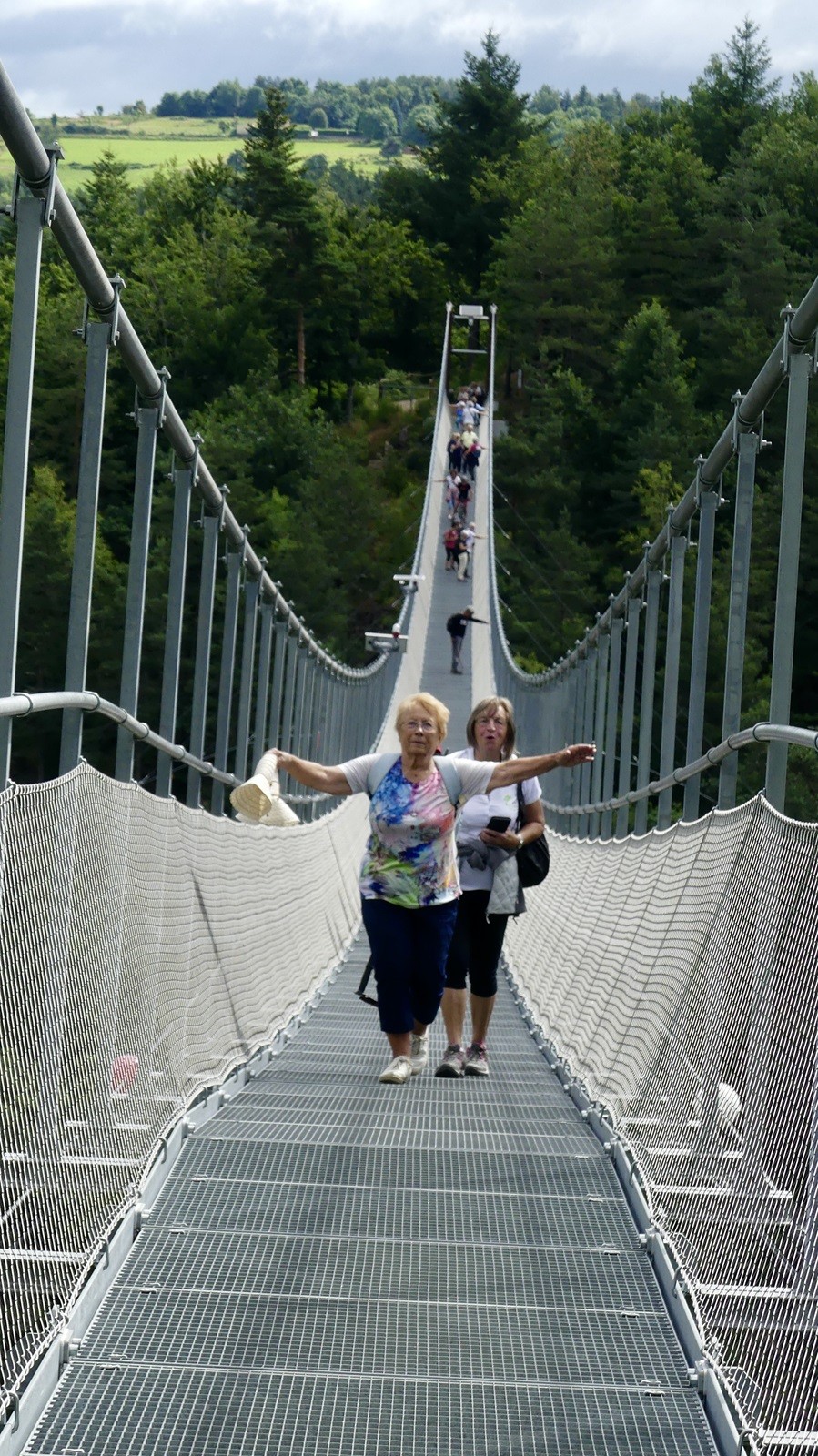 Traversée de la passerelle du Lignon par les randonneuses