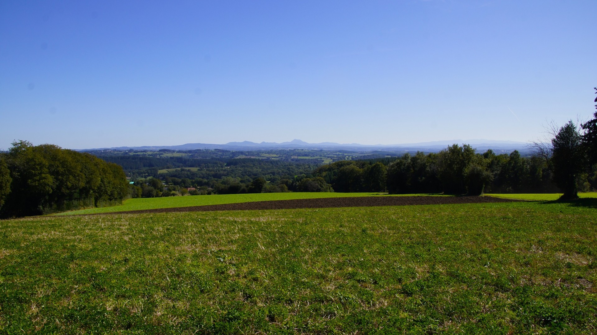 Vue sur la chaine des puys depuis la chapelle de Gouttieres