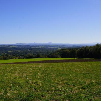 Vue sur la chaine des puys depuis la chapelle de Gouttieres
